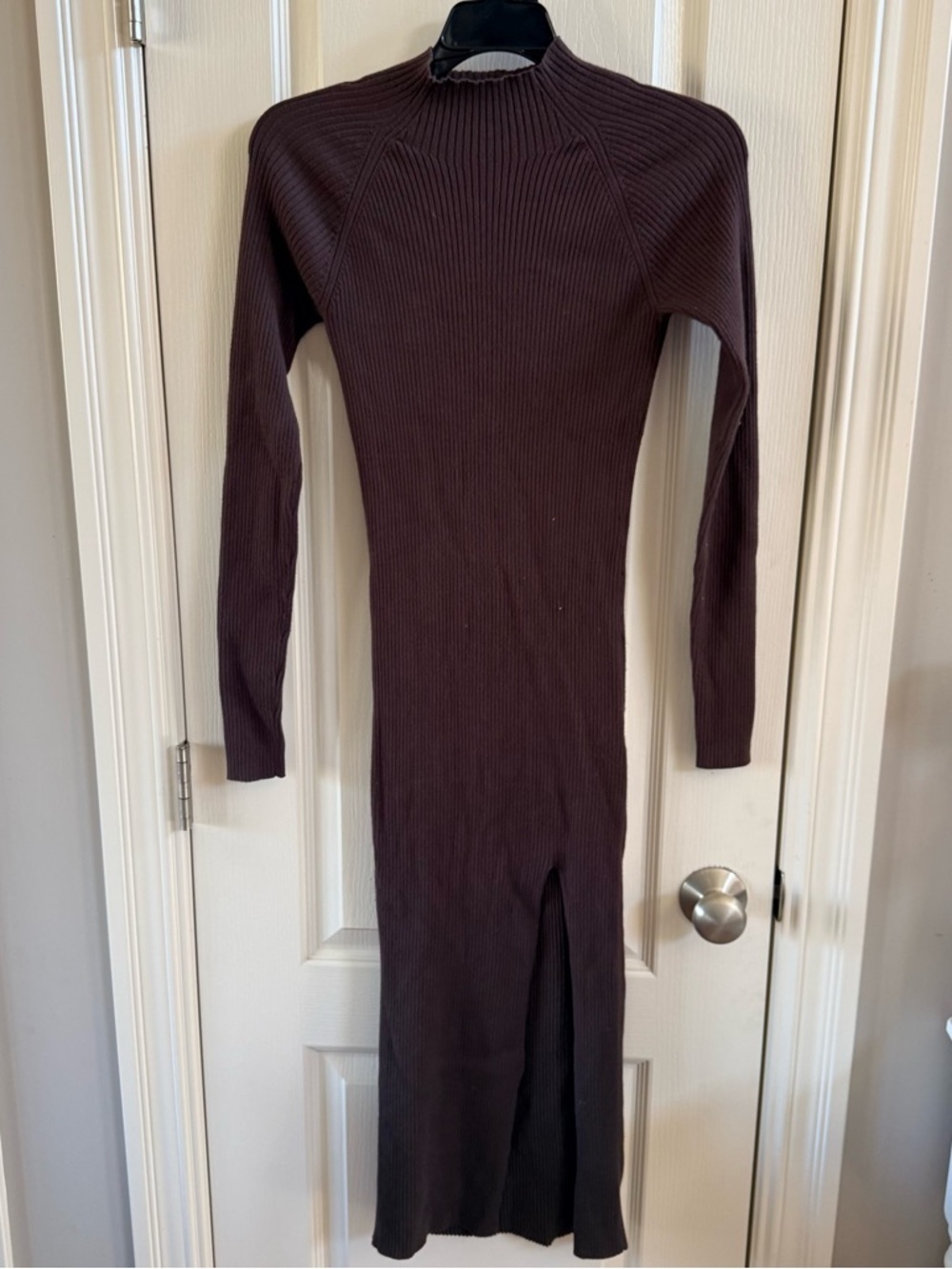 Wilfred Ribbed Long Sleeve Midi Dress in Dark Brown. Size small